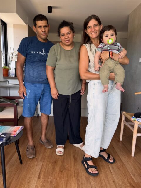 Hoy por fin nos conocimos en persona con Valentino!

Es tan emocionante ver como los pacientes que conocí años atrás hoy son una familia. 
Verlos interactuar, llenos de historias y orgullo al ver a su sueño hecho realidad.

Siempre digo que mi sensación de plenitud profesional es cuando ellos logran sus objetivos. Mi misión es justamente verlos lograr este momento 🤍

Valentino además hizo historia, al ser el primer bebé nacido por subrogación uterina en nuestro país.
Resultado de trabajo en equipo.
Este caso demuestra una vez más, que nuestro “pequeño” país es ENORME.
Que con la formación, la intención, el cuidado y la coordinación, no existen las distancias ni las brechas.
@gracielagadola @centro.esterilidad.montevideo 

#ivf #subrogacy #fondonacionalderecursos