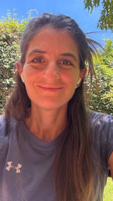 🚨ADVERTENCIA: ESTÁ HISTORIA ES EXCEPCIONAL! Es un resumen muy corto y cuento con la autorización de ella para contarla 💫

❄️Hace 10 años  se enteró que existía la posibilidad de guardar óvulos.

⏳En 2018 nos conocimos. 
Ella tenía 36 años.
El valor de su hormona Antimulleriana era de 0.14 (MUY BAJA).
Descartamos causas asociadas a valores bajos para la edad: genéticos y adquiridos. Todo ok!
No tenía pareja
No quería embarazarse en ese momento 
Sabía su pobre pronóstico de respuesta a la estimulación ovárica.

🫣Y aún así lo intentamos.

❌Primera estimulación: cancelada por pobre respuesta.
❄️❄️❄️Segunda estimulación: recuperamos 3 óvulos, que estuvieron maduros y fueron guardados para el futuro!

⏳2024
Tiene 41 años. 
Tiene pareja.
Quieren buscar embarazo.
Intentamos ver qué pasaba con su respuesta ovárica y acorde con su situación individual: no hubo respuesta.
Decidimos descongelar los óvulos y fertilizarlos con espermatozoides de su pareja.
3 óvulos, 3 fecundados, 2 embriones de día 5 (blastocistos) de excelente calidad. 💎💎
Transferimos 1 embrión y el otro lo guardamos!

12 días después llegó la noticia que había embarazo🤰 

Semanas después supimos que ese embrión se había convertido en 2 corazones que latían 🐣🐣

Hoy son una familia de 4 🫶🏻